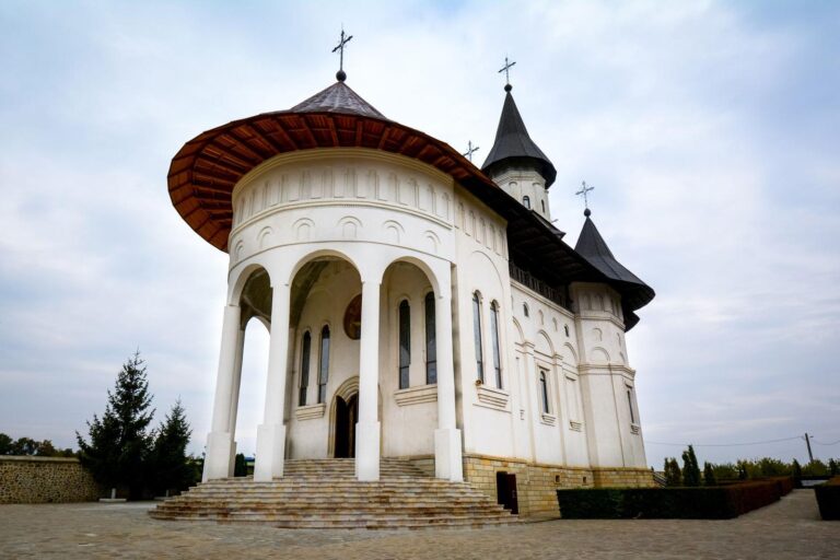 Înălțarea Sfintei Cruci, sărbătorită la Hadâmbu prin ,,Drumul Crucii”. Tradiții și superstiții în această zi importantă