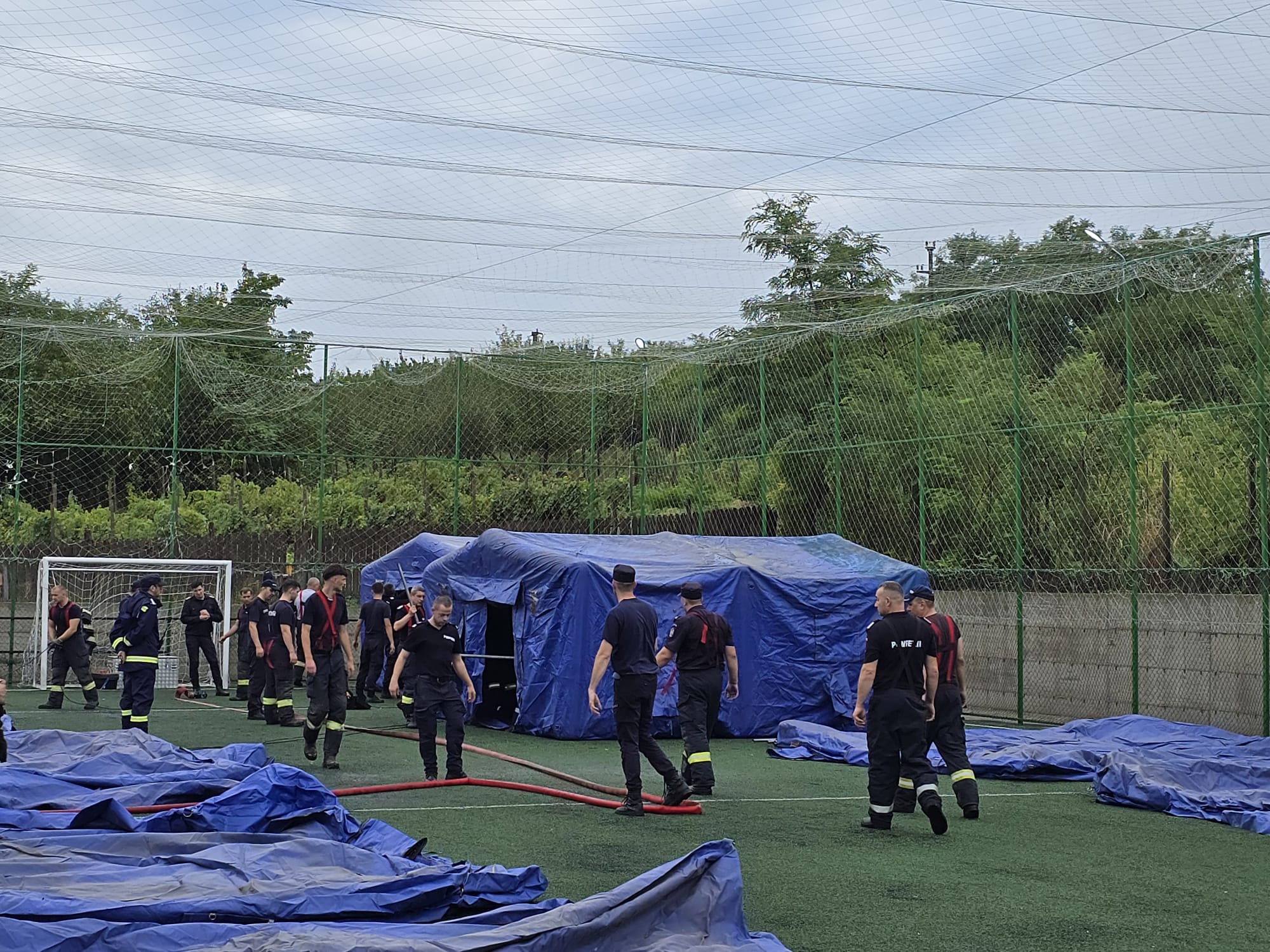 Tabără pentru sinistrații din Vaslui și Galați ridicată de ISU pe terenul de fotbal al unuei comune din Iași