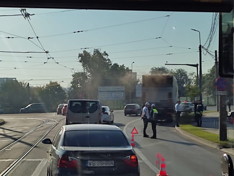 VIDEO Un incendiu a izbucnit la o autoutilitară de transport marfă pe strada Silvestru. Coletele transportate au fost deteriorate
