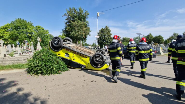Accident cu 2 victime în Cimitirul Petru și Pavel din Iași. Un taxi e cu roțile în sus peste un mormânt, un BMW are fața boțită