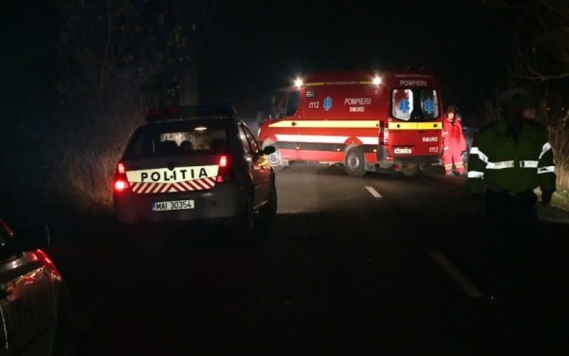  Un șofer beat și-a condus BMW-ul într-un cap de pod. Trei răniți