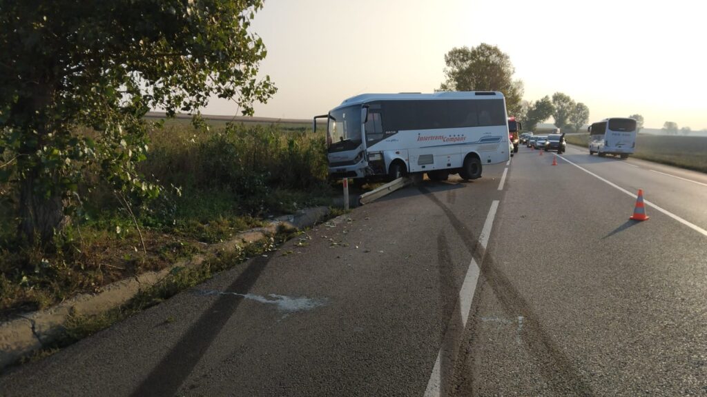  FOTO Explozia unui pneu a aruncat o mașină într-un autobuz și apoi în șanț, la Războieni