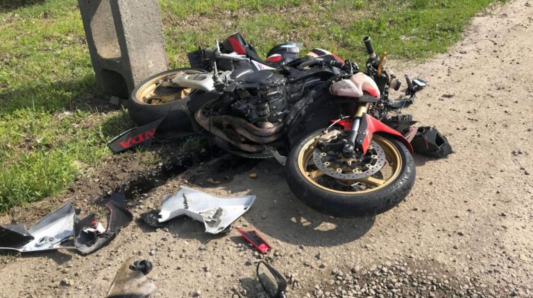 Un motociclist a murit după ce, într-o curbă, din cauza vitezei, a derapat și a fost proiectat într-un stâlp