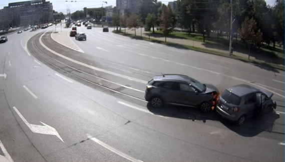 VIDEO O mașină plină cu fete s-a izbit într-un autoturism pe strada Palat, în apropiere de BCR. Instantaneu, mașina lovită a luat foc