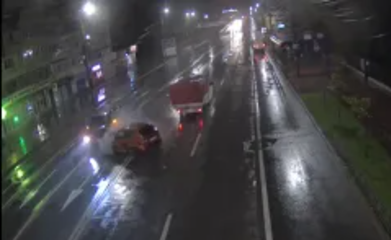 VIDEO Impact în viteză pe Socola. O mașină a luat foc. Șoferița vinovată, de 19 ani, a fost prinsă printre fiare