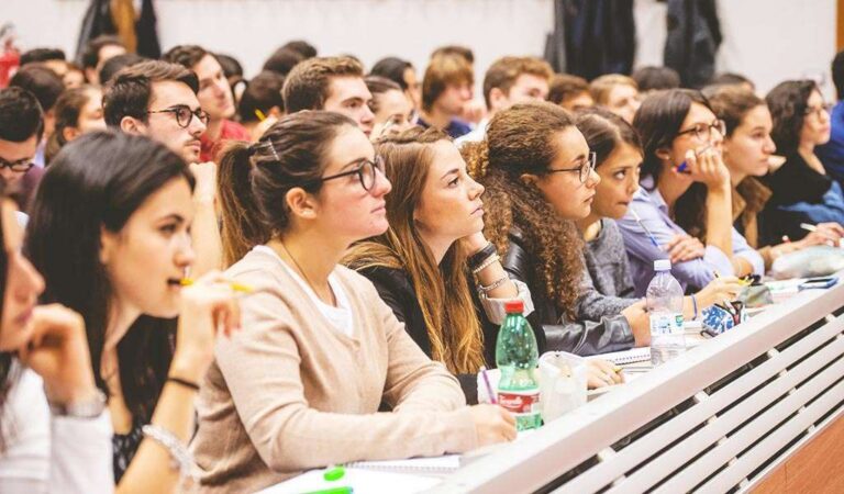 26,5 candidați pe loc la Facultatea de Psihologie în sesiunea de toamnă, la ID