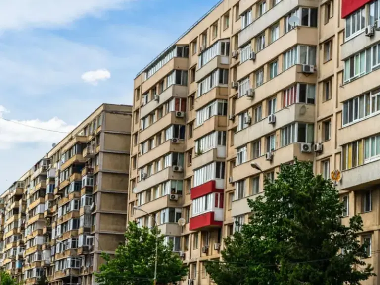 Doi palestinieni, prieteni și rude, se luptă în instanță, la Iași, din cauza unor apartamente