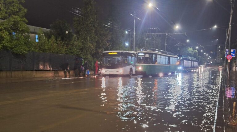 VIDEO/FOTO Iașul a picat iar ”testul ploii”: străzi sub ape, trafic blocat