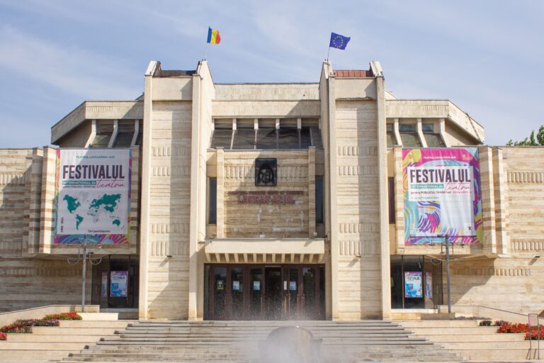 Iașul devine scenă a spectacolelor de teatru: FITPTI începe cu parade a personajelor, tururi ghidate și spectacole premiate