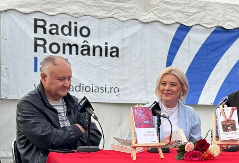 Cristina Danilov a lansat volumul de eseuri „Cufărul lui Cain”, la Târgul de Carte Gaudeamus