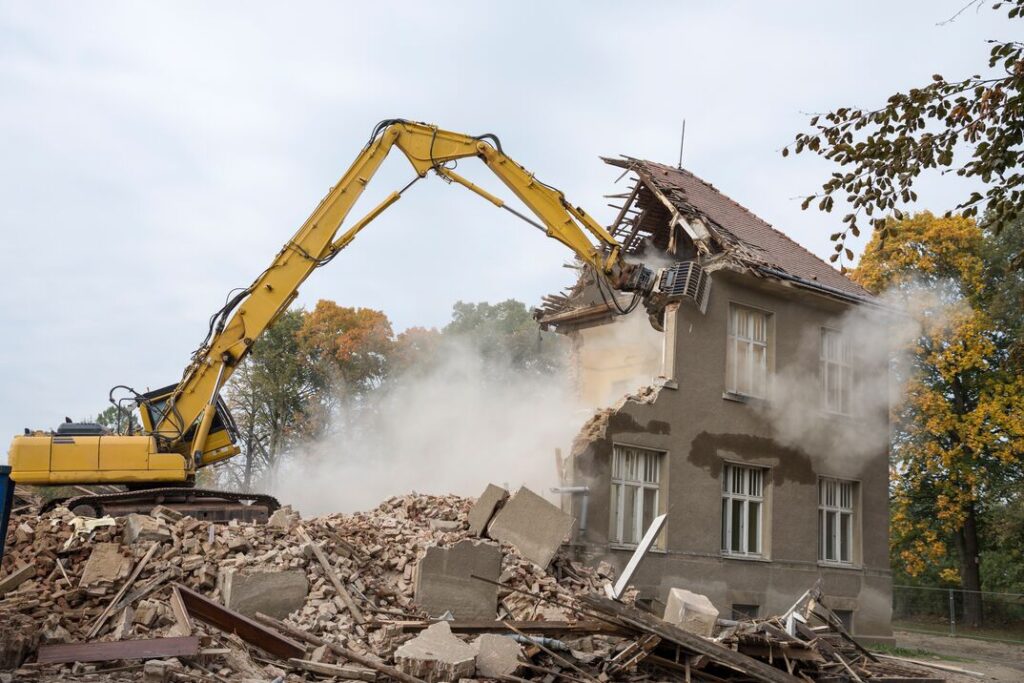  Casele frumoase nu pot fi demolate? Instanța, obligată să răspundă la o întrebare rar auzită