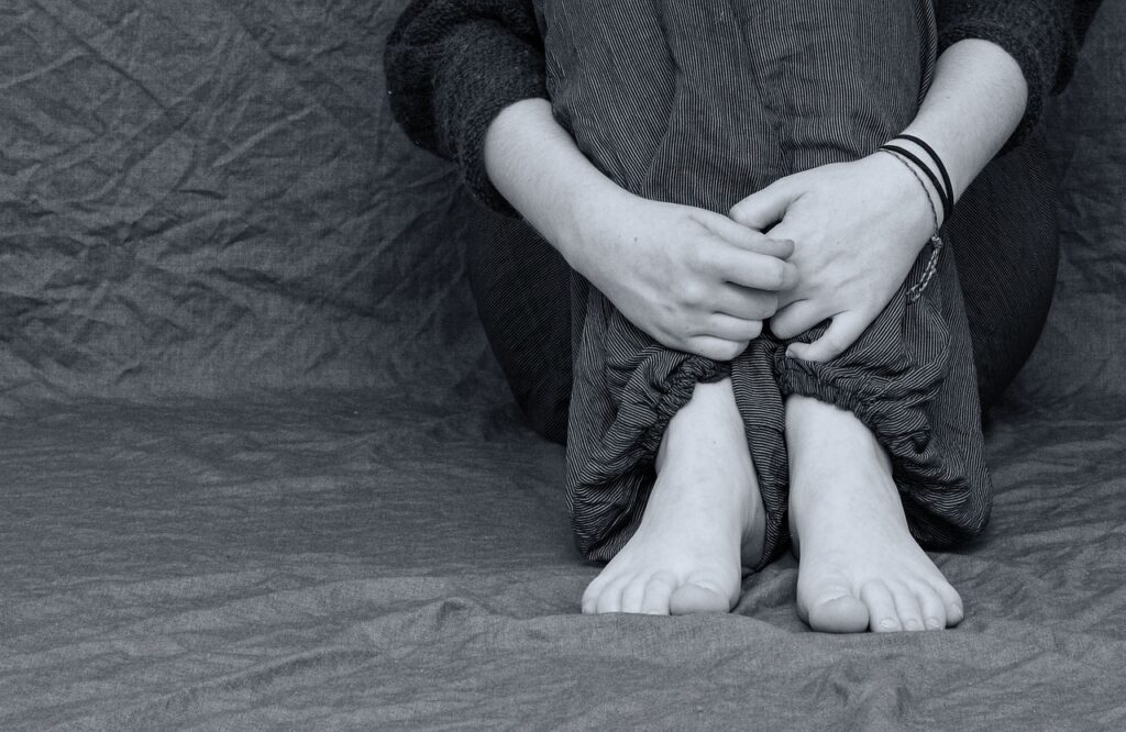 Adolescent de 17 ani, trimis în judecată, fiind acuzat că a violat o fată de 11 ani şi a filmat cu telefonul scenele / Imaginile, distribuite online