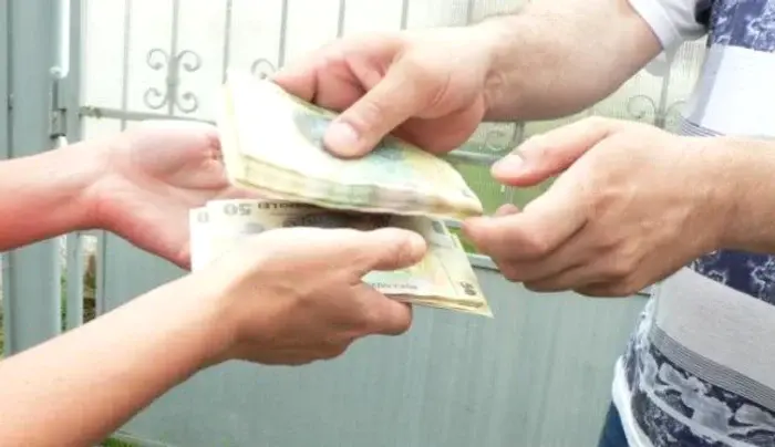 Un bărbat din Botoşani care s-a dat drept funcţionar public a luat bani de la o persoană pretinzând că o poate ajuta să-şi recupereze permisul de conducere
