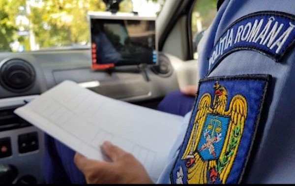 Instructor auto pus de o candidată să se îmbrace în uniformă de polițist: La examen intru în panică