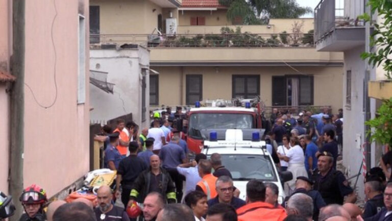 O fetiţă de 4 ani şi fratele ei, de 6 ani, au murit după ce o clădire s-a prăbuşit în apropiere de Napoli