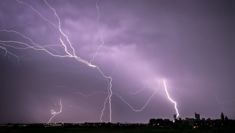 Averse torenţiale, descărcări electrice, grindină şi vijelii, în cursul zilei de vineri, în 16 județe din țară