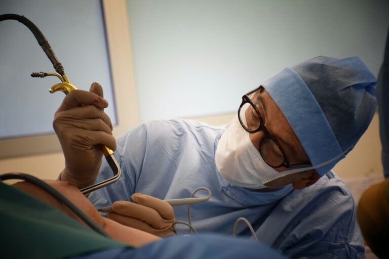 Începuturile medicinii de urgență în România: resuscitare timp de câteva ore cu pumni în piept