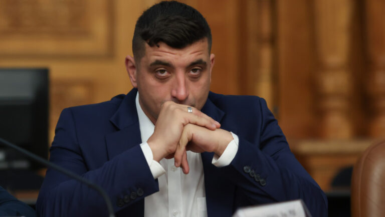 AUR susține că Bolojan a desecretizat cheltuielile cu deplasările lui Iohannis, la solicitarea lui George Simion