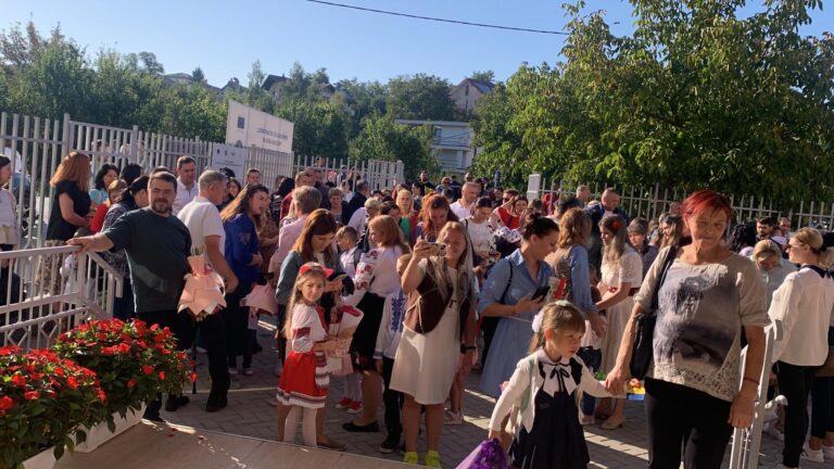 Flori, zâmbete, griji, haine noi, aglomerație. Așa a început ieri școala. S-a promis un liceu în Bucium - REPORTAJ