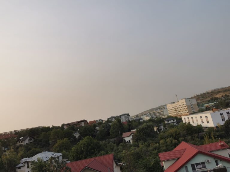 România, traversată de un val de praf din Asia Centrală. La ora 18, Iașul era învăluit în ceață și părea că soarele apune