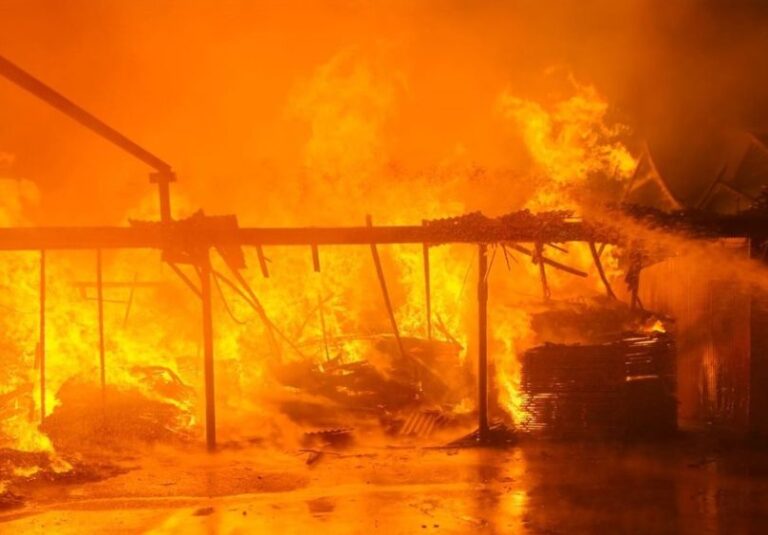 Incendiu puternic, la o fabrică de sicrie din judeţul Bihor – FOTO