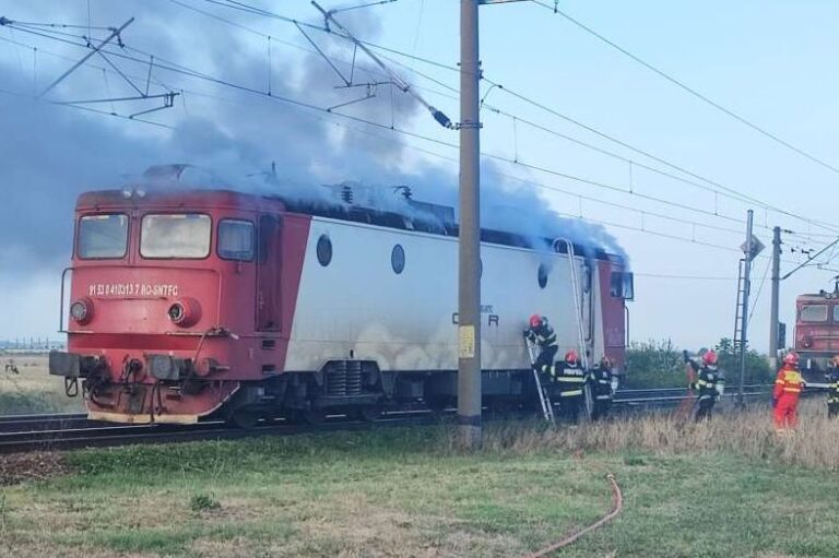 Prahova: Incendiu la locomotiva unui tren de călători în care se află circa 100 de persoane