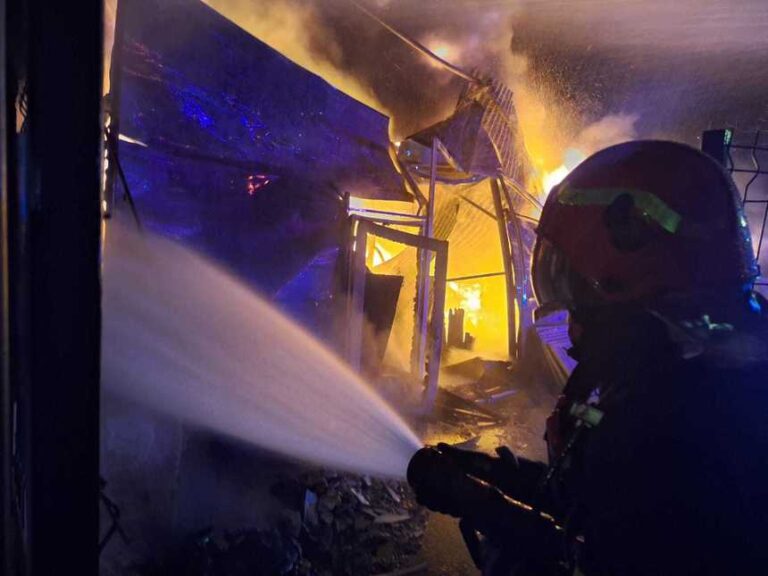 Incendiu la un depozit de mobilă, lângă Timişoara. S-a extins la mai multe mașini parcate în zonă