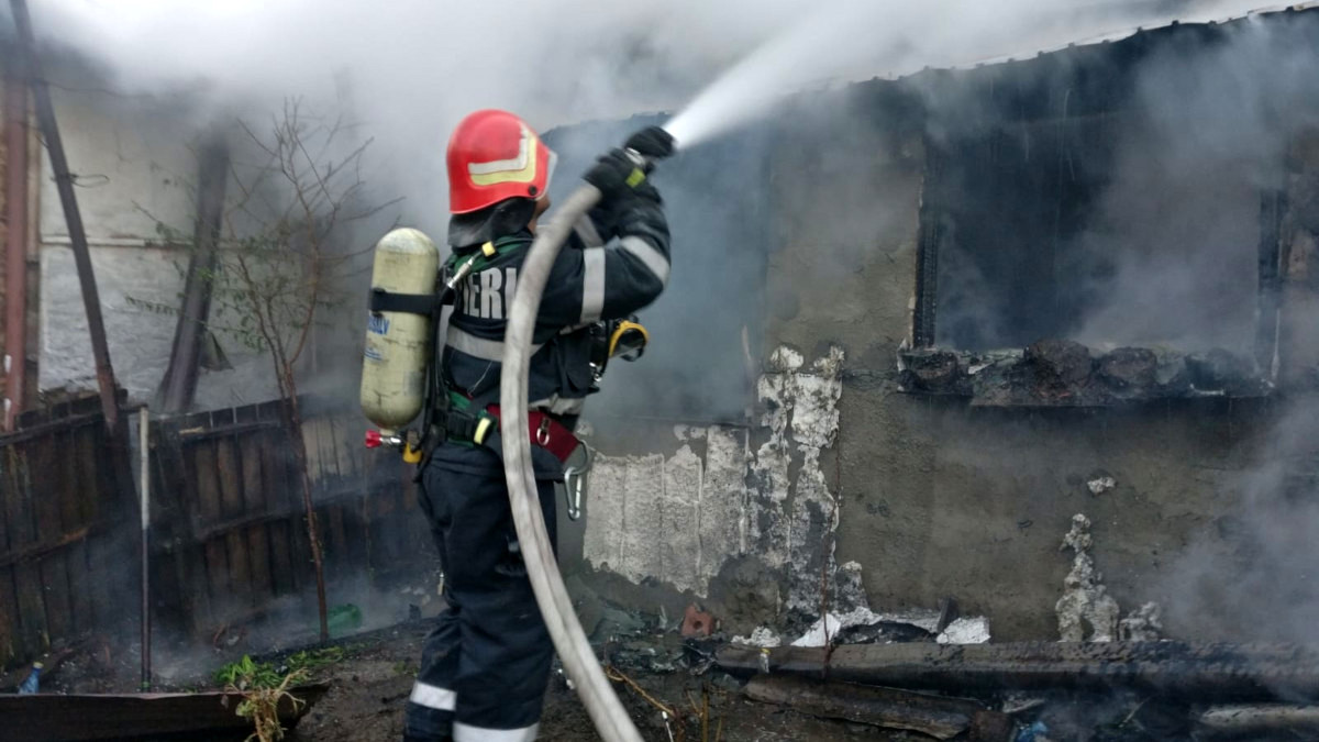 Bebeluş de trei luni, mort după ce locuinţa în care se afla a luat foc