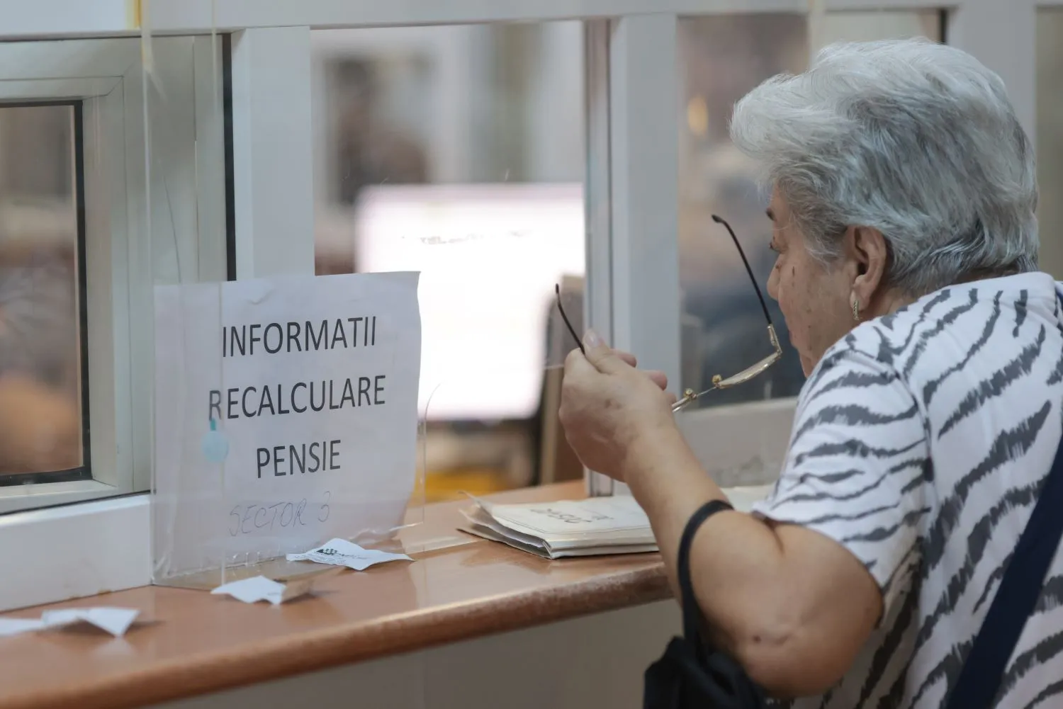 Din ce categorie provin pensionarii care trebuie să aștepte modificarea unei legi ca să primească bani mai mulți?