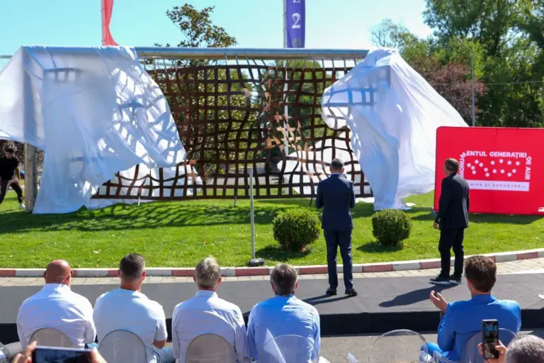 Fotbal: Gheorghe Hagi şi Ilie Dumitrescu au dezvelit monumentul Generaţiei de Aur