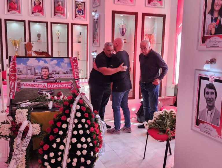 Foştii mari dinamovişti Gheorghe Mulţescu şi Valentin Samungi, omagiaţi pe stadionul din Ştefan cel Mare