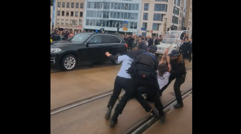 VIDEO Papa Francisc, rugat să „oprească tortura taurilor.” Mașina sa, oprită la Luxemburg de protestatari