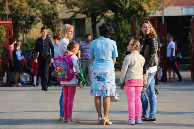 Cu psihologul, în drum spre clasa I. Unii copii simt frică sau anxietate, alții simt entuziasm. Ce e de făcut?