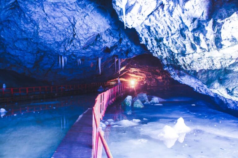 Se topește celebra peșteră Scărișoara. Ghid turistic: Stratul format iarna este mult mai mic decât cel ce se topește vara