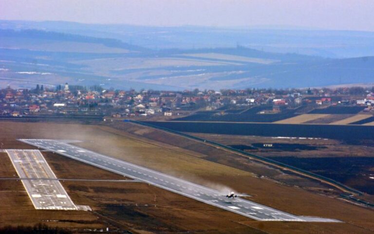 Șapte case și trei stâlpi stau în calea avioanelor la Aeroport. Consiliul Județean se întrunește să vadă ce-i de făcut