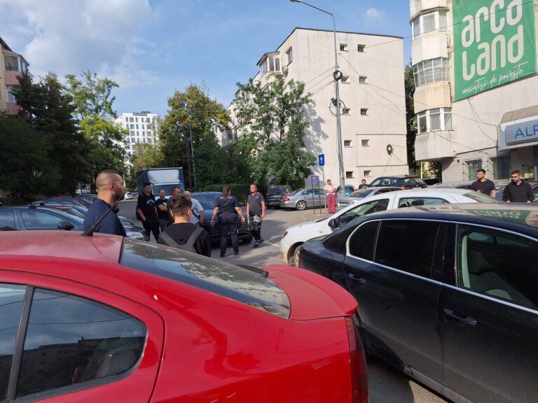 Accident cu trei mașini în Păcurari, urmat de un scandal. A intervenit Poliția - VIDEO