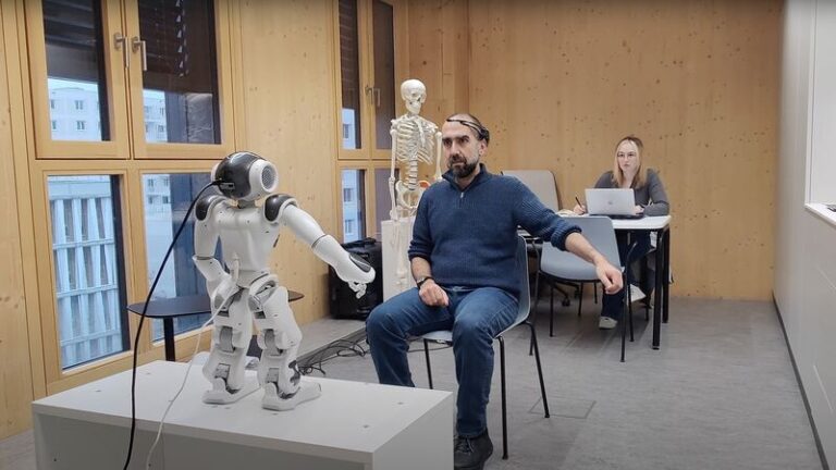 Antrenori-roboți pentru a ajuta la recuperarea pacienților după un AVC