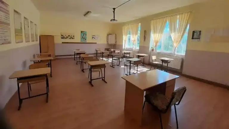 Iași: o școală din zece începe luni cursurile fără autorizație sanitară. Lista acestora
