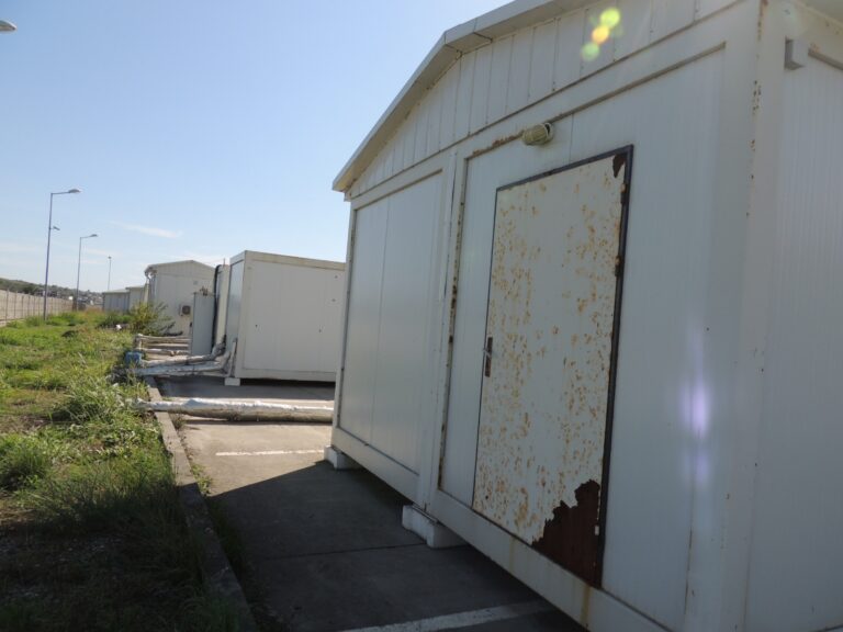 11 milioane de euro abandonate în câmp. Spitalul Mobil Iași a început să fie mâncat de rugină