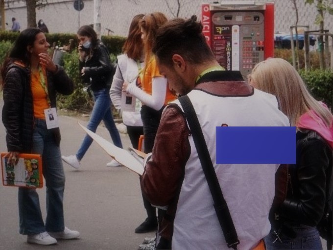 Doi tineri se plimbau cu BMW-ul prin parcările de supermarket și cereau bani pentru asociații de caritate inexistente. Polițiștii i-au urmărit și oprit