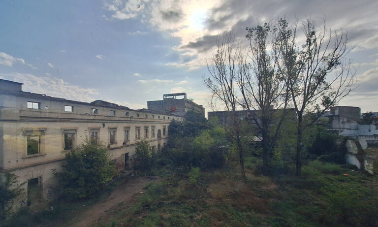 Surpriză uriașă: se vinde Fabrica de Țigarete Iași, ce stă în ruine de zeci de ani. Cumpărător: o celebră berărie din Capitală