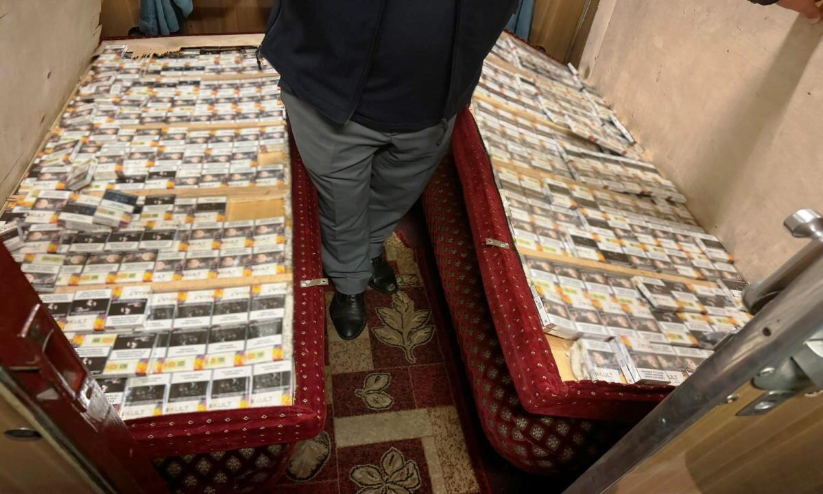 Imagini rare de la Iași - Ţigări de contrabandă ascunse în spătarele banchetelor de tren (VIDEO)
