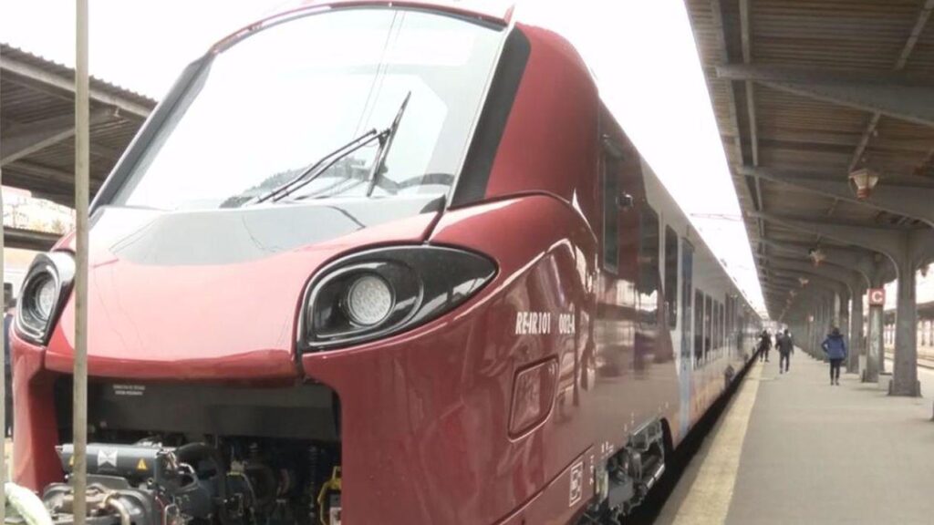 Primul tren electric achiziționat de România în ultimii 40 de ani a fost atacat cu pietre și intră în reparații