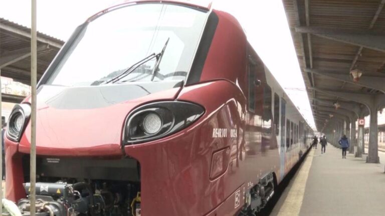 Primul tren electric achiziționat de România în ultimii 40 de ani a fost atacat cu pietre și intră în reparații