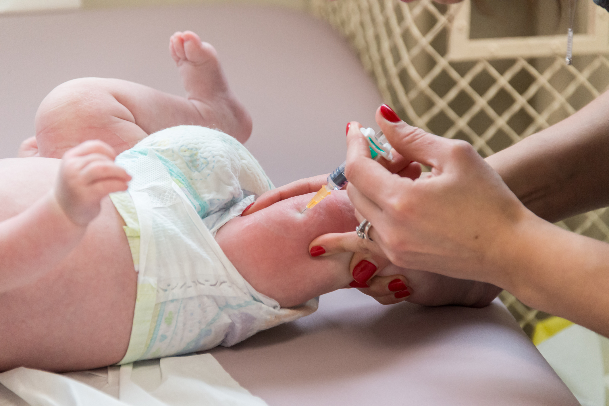  Ne-am putea vaccina împotriva HIV încă din copilărie?