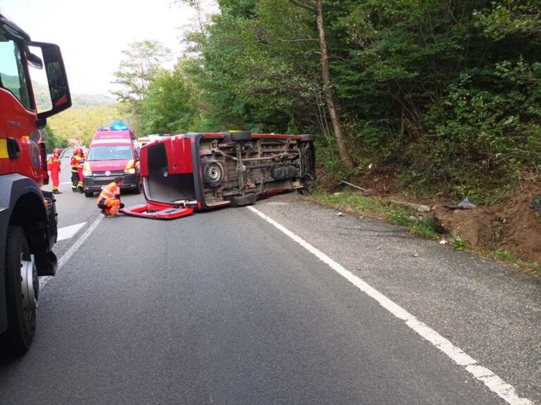 Plan Roşu de Intervenţie activat în Hunedoara după ce un microbuz care transporta 7 persoane s-a răsturnat