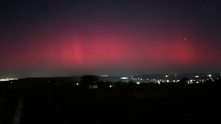 Aurora boreală, vizibilă ieri noapte din mai multe localități din jurul Iașului. Ce a cauzat acest eveniment spectaculos?