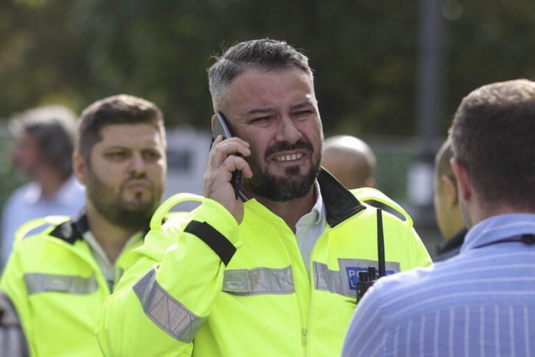 Averea inexplicabil de mare a polițistului lui Băluță care l-a respins pe Nicușor Dan în Piața Unirii