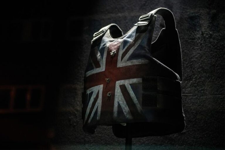 O vestă antiglonț creată de renumitul Banksy, vândută la licitație pentru aproape un milion de euro