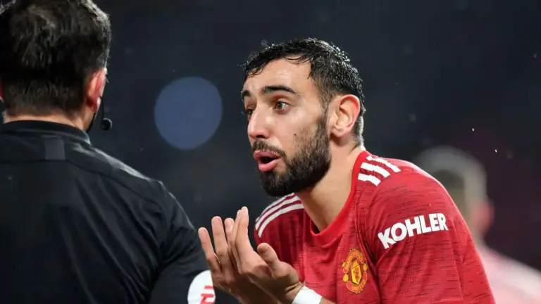 Cartonaşul roşu primit de Bruno Fernandes la meciul Manchester United-Tottenham a fost anulat